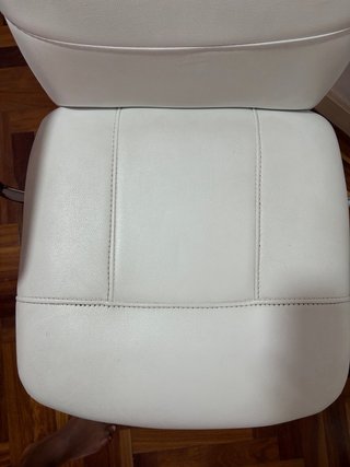 Silla de oficina blanca y plateada