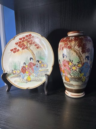 Plato y jarrón decorativos japoneses