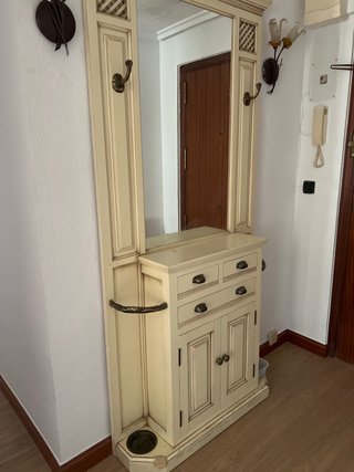Mueble recibidor con espejo y ganchos
