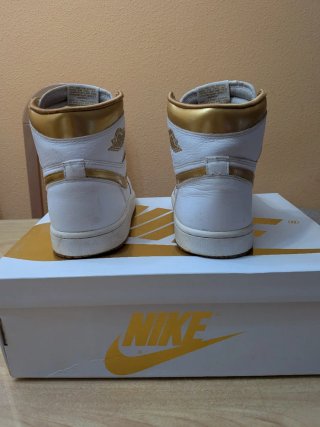 Nike Jordan 1 Mid Blanco y Dorado