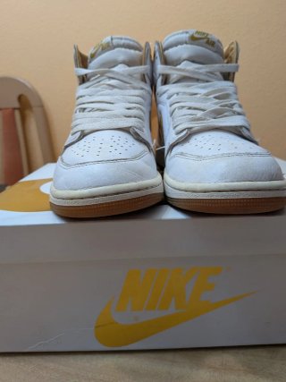 Nike Jordan 1 Mid Blanco y Dorado