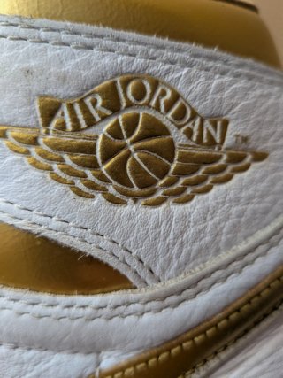 Nike Jordan 1 Mid Blanco y Dorado