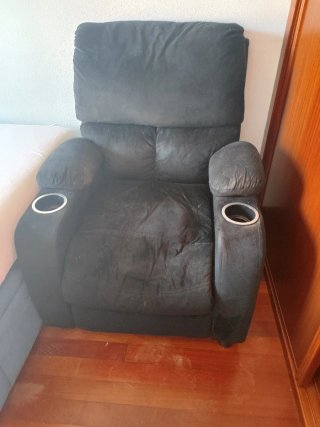 Sofá beige chaise longue con lámpara y más muebles
