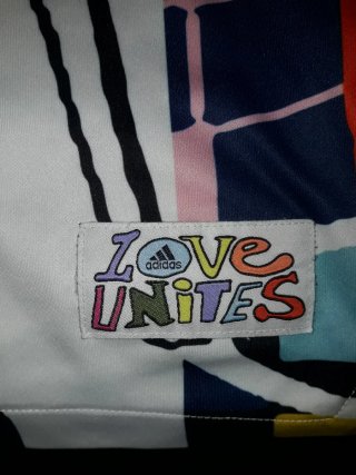 Camiseta Adidas Pride Love Unites Talla M