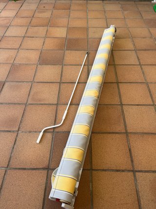 Toldo enrollable rayas amarillo y gris