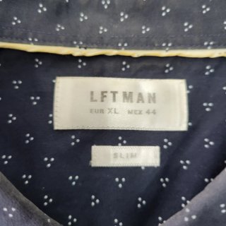 Camisa de hombre azul con puntos blancos