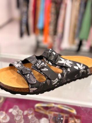 Sandalias tipo suecos negras y plateadas