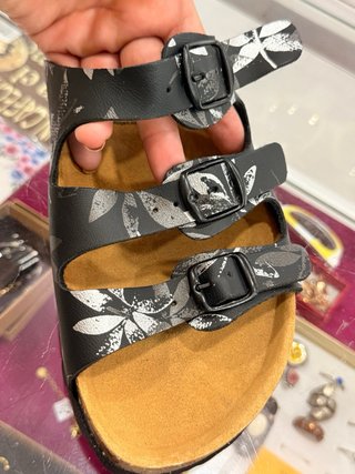 Sandalias tipo suecos negras y plateadas