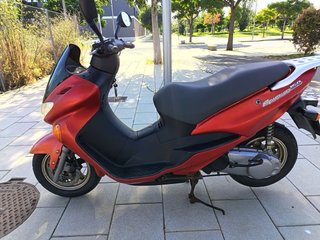 Suzuki Epicuro 150 Maxi Scooter Roja