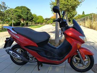 Suzuki Epicuro 150 Maxi Scooter Roja