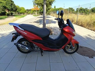 Suzuki Epicuro 150 Maxi Scooter Roja