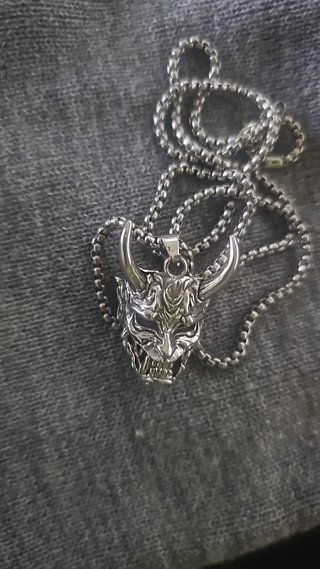 Collar con colgante de máscara Oni