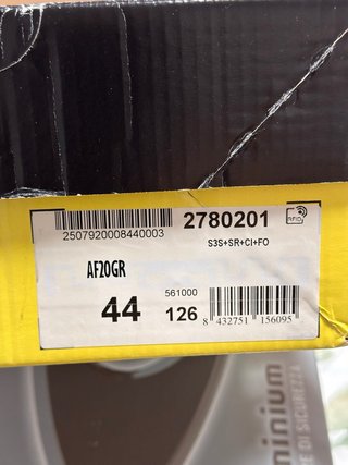 Calzado de seguridad FAL negro y morado