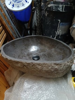 2 Lavabi rustici in pietra con 2 rubinetti neri