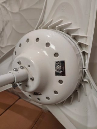 Ventilador de techo blanco con luz