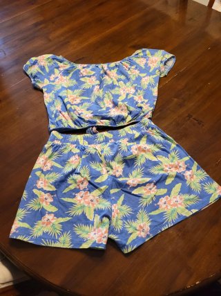 Conjunto Mango: Top y bermuda estampado tropical.