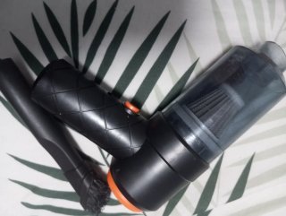 Aspirador portátil negro y naranja