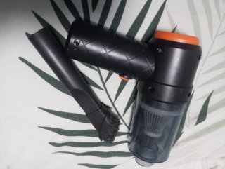 Aspirador portátil negro y naranja