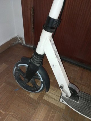 Patinete blanco plegable