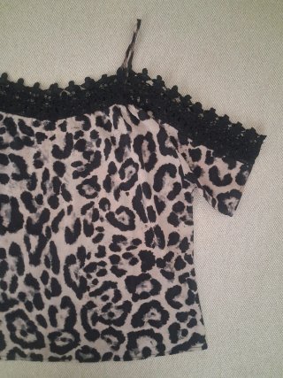 Camiseta leopardo con encaje