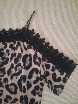 Camiseta leopardo con encaje