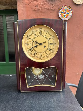 Reloj de pared antiguo de madera