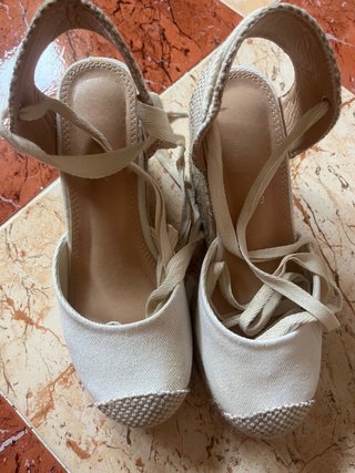 Sandalias de cuña beige y blancas