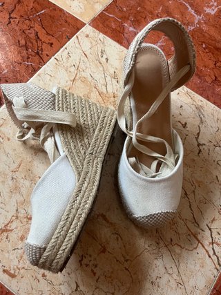 Sandalias de cuña beige y blancas