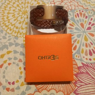 Pulsera trenzada de cuero y acero quirúrgico.