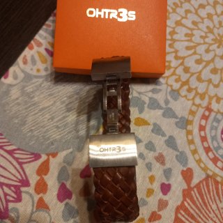 Pulsera trenzada de cuero y acero quirúrgico.