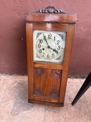 Reloj de pared madera antiguo
