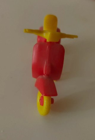Vespa de Juguete Roja y Amarilla