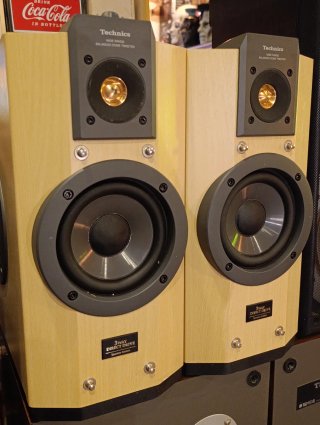 Varios modelos de altavoces hi-fi