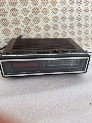 Radio Despertador Digital Sanyo AM/FM