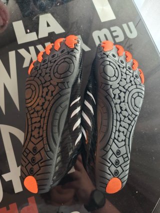 Dos Zapatillas barefoot Easyfoot negras y blancas.
