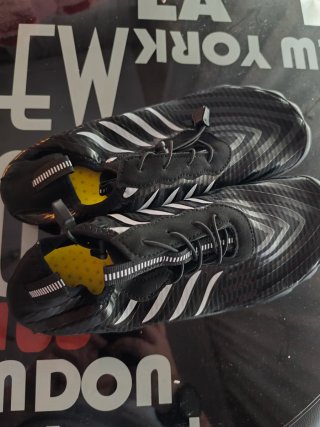Dos Zapatillas barefoot Easyfoot negras y blancas.