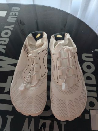 Dos Zapatillas barefoot Easyfoot negras y blancas.