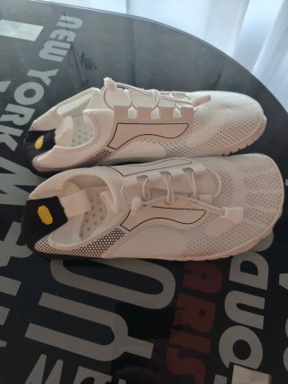Dos Zapatillas barefoot Easyfoot negras y blancas.