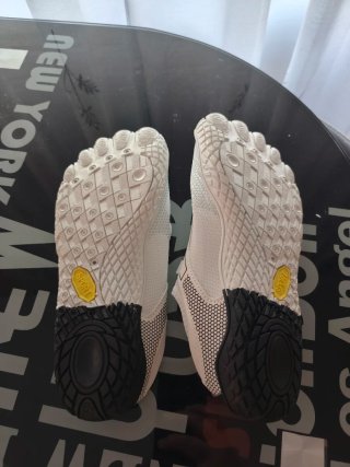 Dos Zapatillas barefoot Easyfoot negras y blancas.