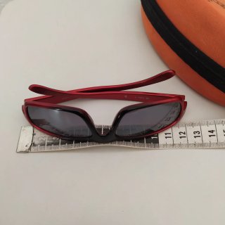 Gafas de sol infantiles rojas y negras