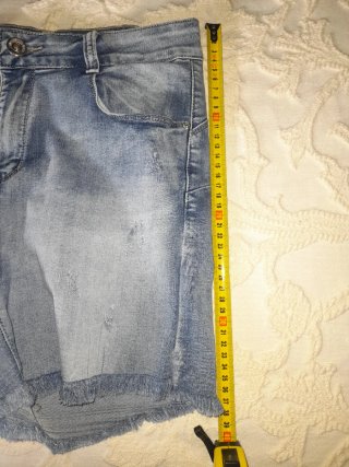 Pantalón corto vaquero desgastado