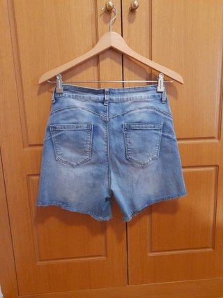 Pantalón corto vaquero desgastado