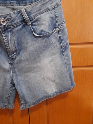 Pantalón corto vaquero desgastado