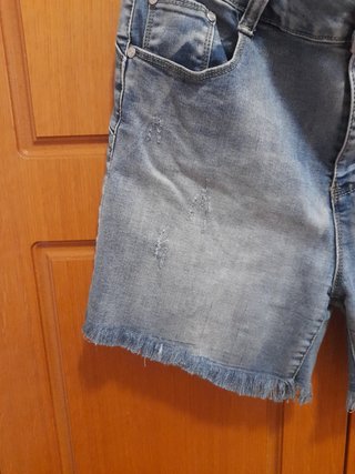 Pantalón corto vaquero desgastado