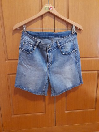 Pantalón corto vaquero desgastado
