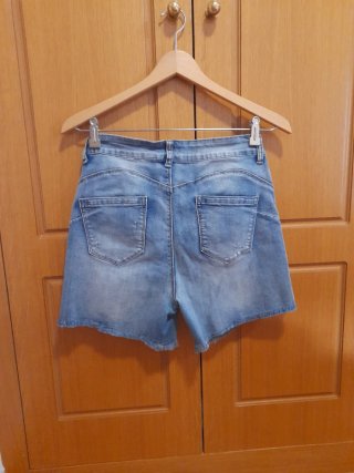Pantalón corto vaquero desgastado
