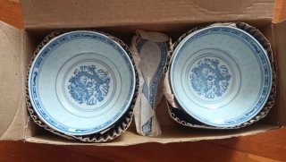 4 Cuencos de porcelana china con 4 cucharas
