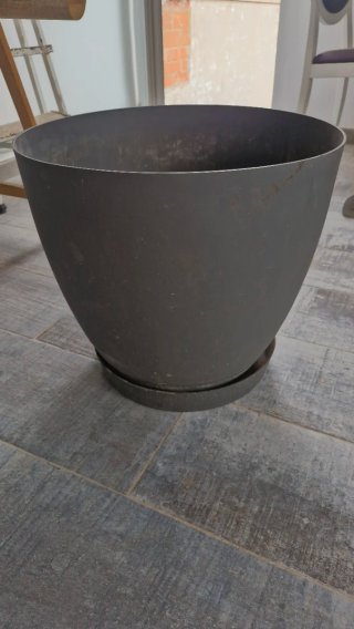 Macetero gris de plástico