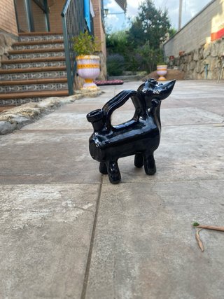 Toro de arcilla negro hueco