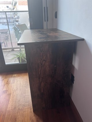 Escritorio de madera con bandeja para teclado